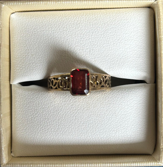 9ct Gold Natural Deep Red Garnet & Filigree Ring